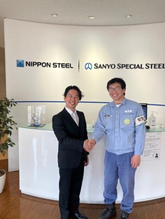 自社担当者と山口様の握手